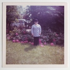 Clown déguisement étrange jardin atmosphère - Photo vintage snapshot c. 1970