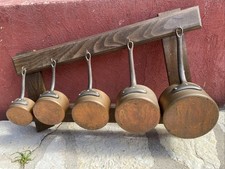 5 Casseroles Anciennes en cuivre avec crédence Bois