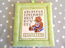 Vintage Point de Croix Ours Alphabet Chiffres Déco Murale Bébé Chambre 23x28cm