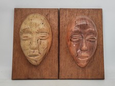 Paire de masques anciens en terre cuite sur panneaux bois décor ethnique vintage