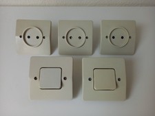 Lot Legrand neptune 2 Interrupteurs + 3 prises sans terre - ivoire