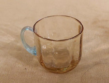 Petit verre soufflé à liqueur de Georges Sand dans les tons ambre et bleu