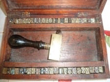 ancienne police de caractères de reliure chiffre  graveur E.PECHEUX .PARIS