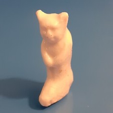fève ancienne CHAT DANS UNE BOTTE Hr 3,2cm Porcelaine émail blanc
