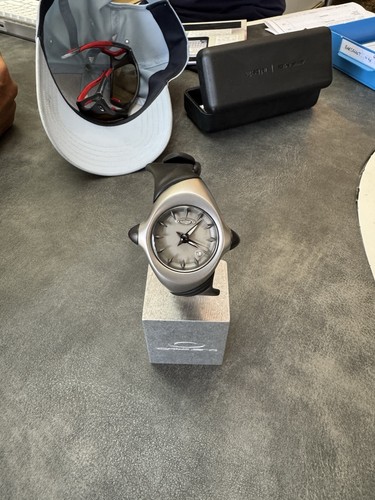 Oakley crush grey - grey, dial