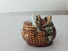 ancienne Tirelire A Casser chat sur un panier, barbotine