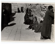 Turquie, Istanbul, Hommes assis au pied d'un mur, Tirage vintage, ca.1910 T