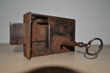 Ancienne serrure applique une entrée porte tirant droite