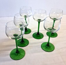 6 verres à vins d'Alsace à pied vert et fins en très bon état.