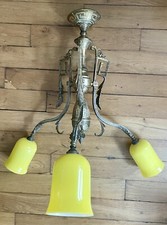 Beau Lustre laiton et bronze dorés à 3 bras tulipes opalines jaunes 19ème siècle