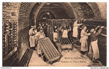 AVUP16-0982-51 - MOET ET CHANDON - Rangement des vins en bouteilles