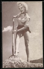 Ak Frau En Ouvert Avec Fourche de Foin Nu