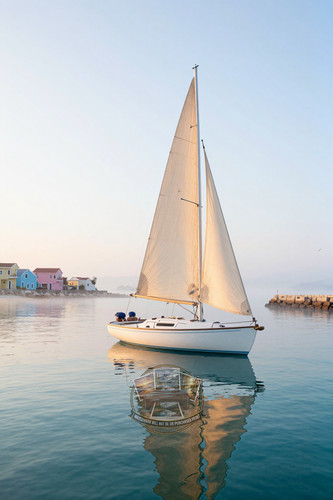 Classic white gaff rigged day - classic,