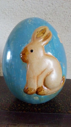 Gros oeuf avec - lapin, relief