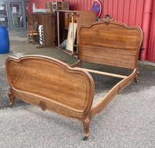 Grand lit de 130x190 solide en bois de noyer en état correct