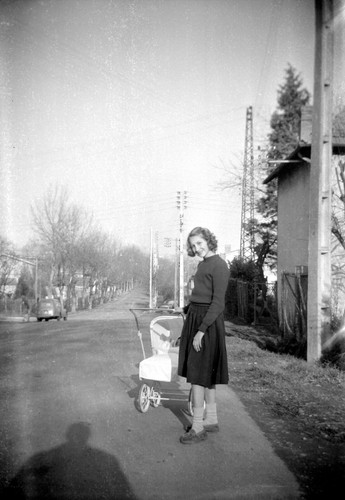 Jeune femme avec landau