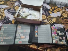 lot de timbres du monde entier + 2 Livres De Rangement + Loupe + 2 Enveloppes  