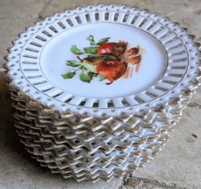 Assiettes à dessert en porcelaine dentelle et un plat à dessert.