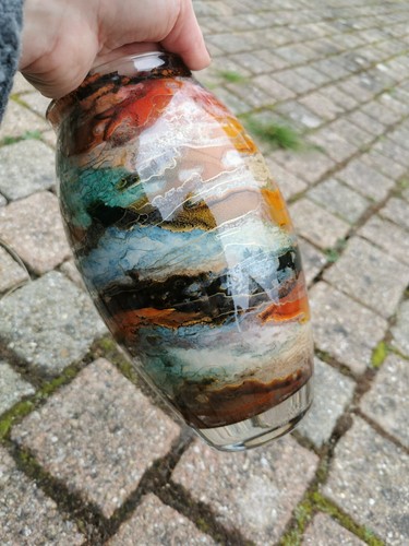 Vase verre peint signé - et,