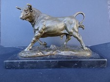 Belle sculpture de taureau en bronze, signée
