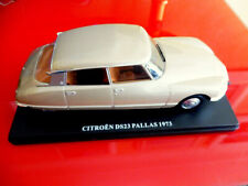Citroën DS 23 Pallas 1973  - échelle 1/24  - gris métallisé -  sur socle