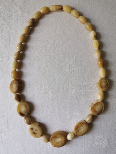 collier bakelite