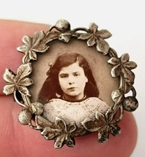 Broche photo Art Nouveau Belle Époque laiton argenté antique portrait pin brooch