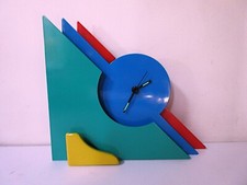 Horloge ,pendule a poser multicolore métal Memphis .