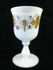 Ancien verre a pied en opaline blanche peint a la main