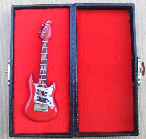 Poupées maison rouge guitare - poupées,
