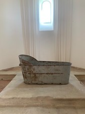 Grande baignoire en zinc socle en bois 