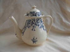 GIEN,MODELE ATTRIBUTS,THEIERE EN FAIENCE,FINXIXème DEBUT XXème.