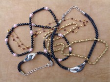 4 COLLIERS + 4 BRACELETS ASSORTIS = 8 BIJOUX  →DONT UN ENSEMBLE SIGNÉ "VICTORIA"
