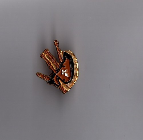 Pin cornemuse doré signé - (doré,