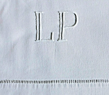 Drap ancien lin blanc brodé main, monogramme L P, jours échelle (1)