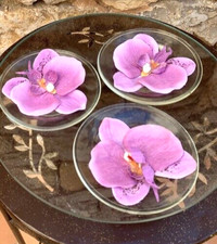 Centre de table rond plastique transparent avec fleurs orchidées en tissu