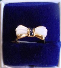 1 Bague en OR 9 carats 375/1000 noeud papillon nacre et saphirs fins