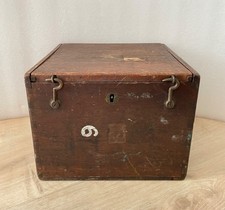 Ancienne boîte en bois H