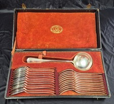 Ancienne ménagère Christofle modèle Vieux Paris en métal argenté de 25 pièces