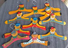 LOT DE 11 CINTRES POUR ENFANT EN BOIS PEINT - MOTIF OURSONS