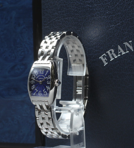 Boîte proche neuf montre - proche,