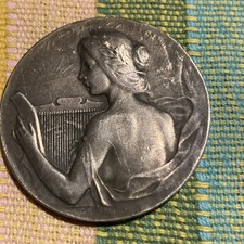 MEDAILLE en BRONZE Femme A La Harpe ,St Ouen par F. RASUMNY
