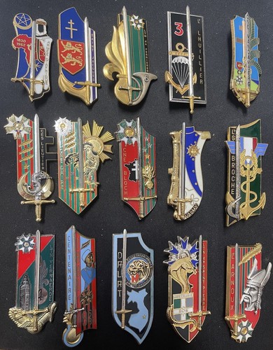 Lot insignes de - 15,