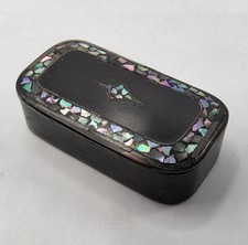 Boîte tabatière en carton bouilli à incrustation d’argent et nacre Napoléon III