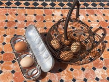 Original ensemble boite à oeufs en alu et panier à oeufs en fil de fer