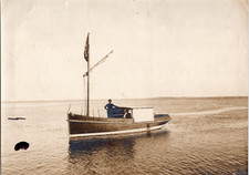 Canot automobile à moteur