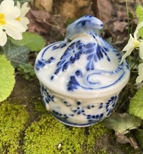 Petite boite à bijoux en porcelaine emaillée bleue et blanche fait main