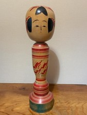 Poupée kokeshi traditionnelle