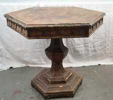 TABLE EXAGONALE EN BOIS. FRISE EN BOIS SCULPTÉ. VALENTÍ. XXE SIÈCLE.