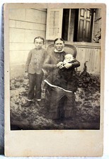 Vieille - Femme Sur Chaise Et